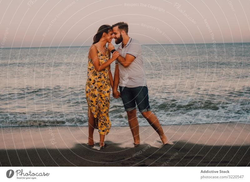 Liebespaar umarmt sich glücklich am Sandstrand Paar Strand umarmend Bonden lieblich amourös romantisch Gefühle MEER Glück Jahrestag Zusammensein Partnerschaft