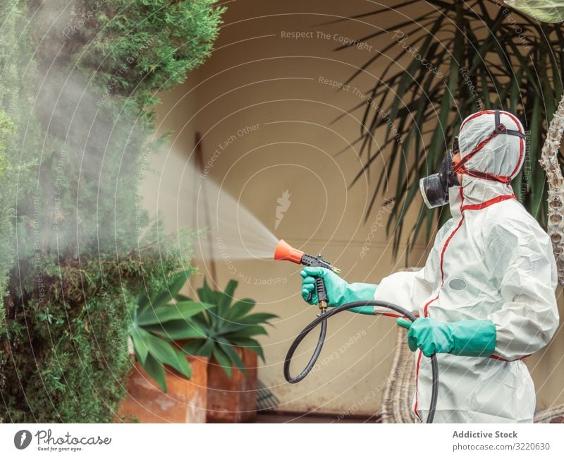Räuchergerät in weißer einheitlicher Sprühsubstanz auf Garten Mann Räucherapparat Sprühen Bäume Sträucher Atemwegserkrankungen Pestizid Gift Insekt Desinfektion