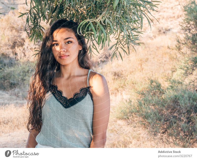 Verspielte trendige junge ethnische Frau in verlassener Landschaft trendy Menschenleer modern lässig Kaktus sandig trocknen Buchse Sonnenlicht Erwachsener