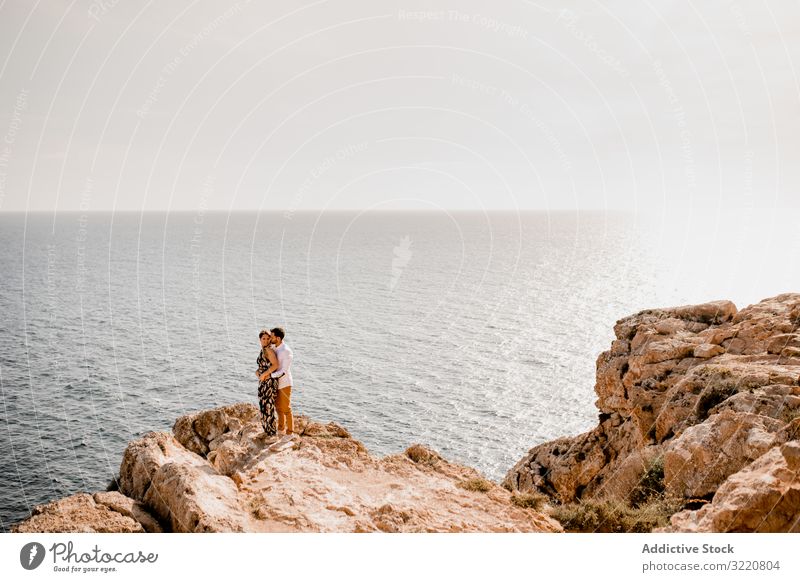 Paar umarmt sich am Felsen Formentera Balearen Spanien Klippe Meer MEER Sommer Harmonie Gelassenheit friedlich Reise Umarmen Aufregung Errungenschaft Natur