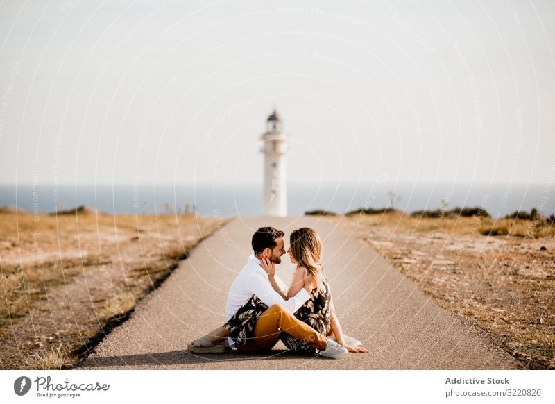 Lächelnde Liebende kuscheln auf dem Weg zum Meer Formentera Balearen Spanien Paar MEER Sommer Meeresufer Straße Angebot Leuchtturm Liebhaber Asphalt Freiheit