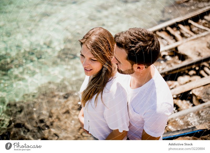 Glückliche Liebende kuscheln in der Bucht Formentera Balearen Spanien Paar Sommer ruhen Umarmen freudig Liebhaber sinnlich Hemd weiß MEER Urlaub Freizeit Wasser