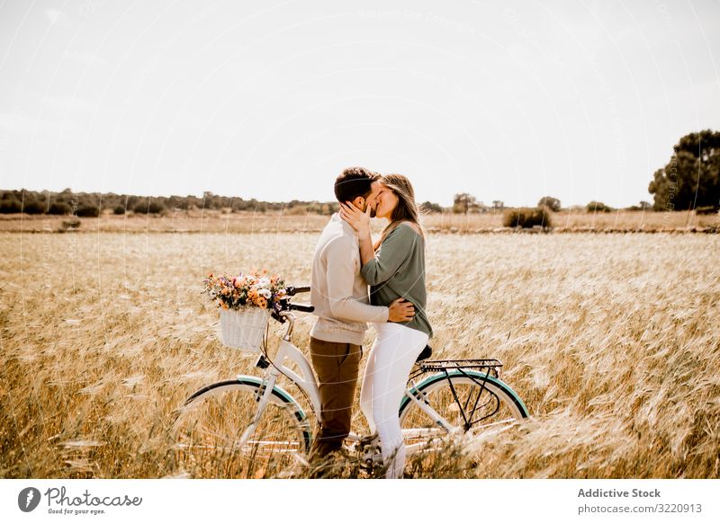 Aufrichtige Liebende posieren mit dem Fahrrad auf dem Roggenfeld Formentera Balearen Spanien Paar Feld amourös herzlich Sommer schließen Liebhaber altehrwürdig