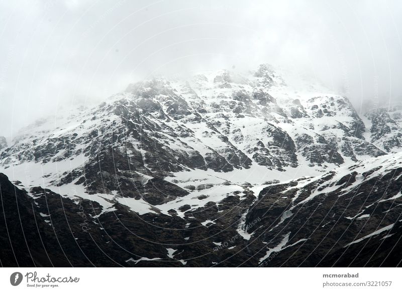 Verschneit, Felsiger Berg Schnee Berge u. Gebirge Umwelt Landschaft Wolken Nebel Felsen weiß Aussicht Aussehen Szene Kulisse Panorama Topografie Gelände