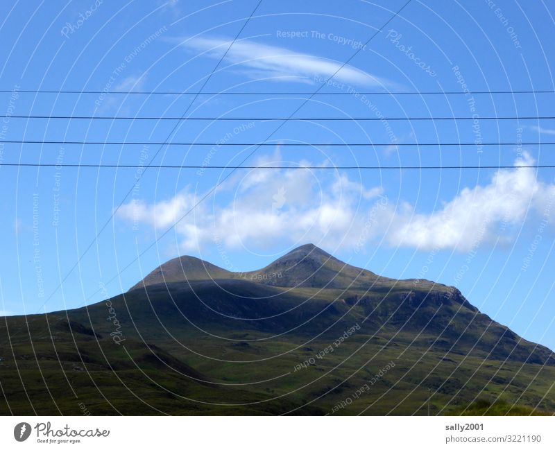 Elektrizität auf dem Lande... Stromkabel Stromleitung Energiewirtschaft Berg Berge u. Gebirge Schottland Highlands schottische Highlands Großbritannien Natur