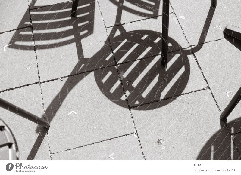 Sitzblockade Sommer Stuhl Platz Beton sitzen warten einfach trocken grau Schattenspiel Café Boden Stuhlbein chaotisch Schwarzweißfoto Außenaufnahme