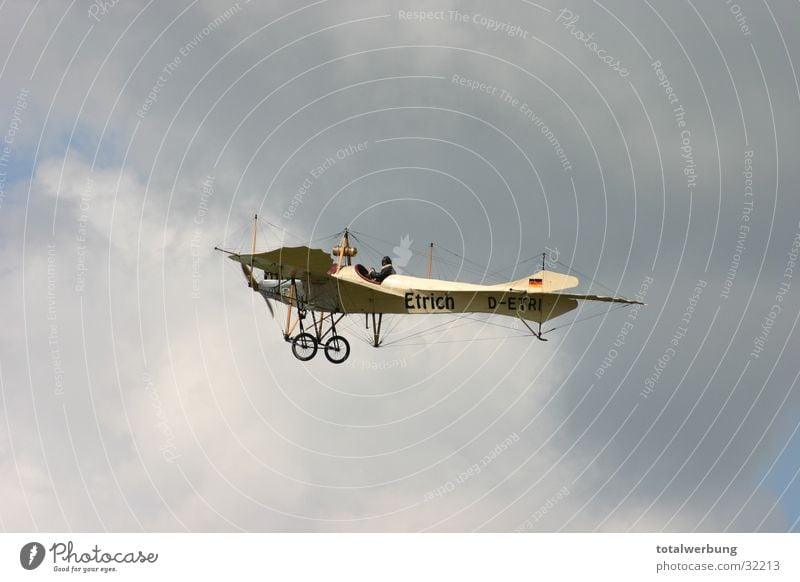 Etrich Taube im Wolkenflug Oldtimer Flugzeug Luftverkehr Eindecker alt