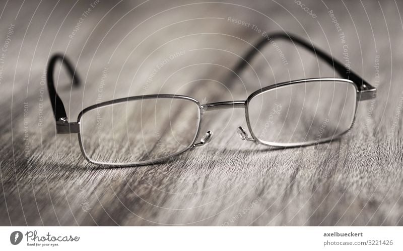 Lesebrille Gesundheitswesen Hilfsbereitschaft Brille Blick Optik Optiker Linse sehschwäche Alterserscheinung alterssichtigkeit Tisch Holztisch Farbfoto