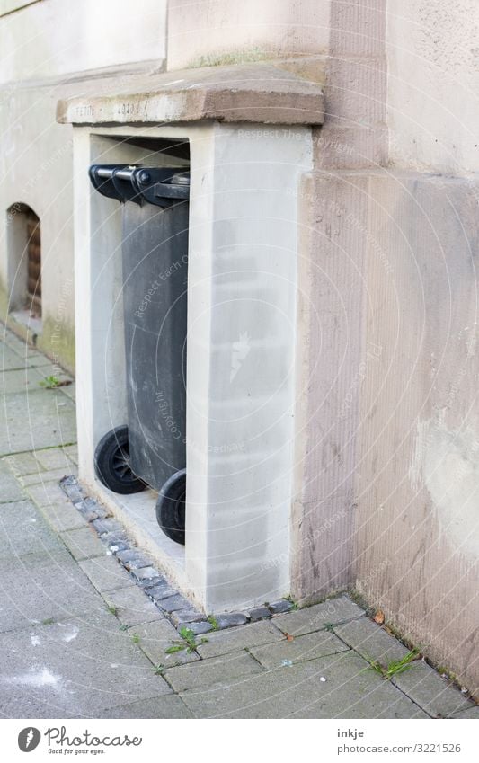 Einstellplatz Müllabfuhr Dorf Kleinstadt Menschenleer Mauer Wand Fassade Nische Müllbehälter Beton Kunststoff authentisch einfach grau parken Farbfoto