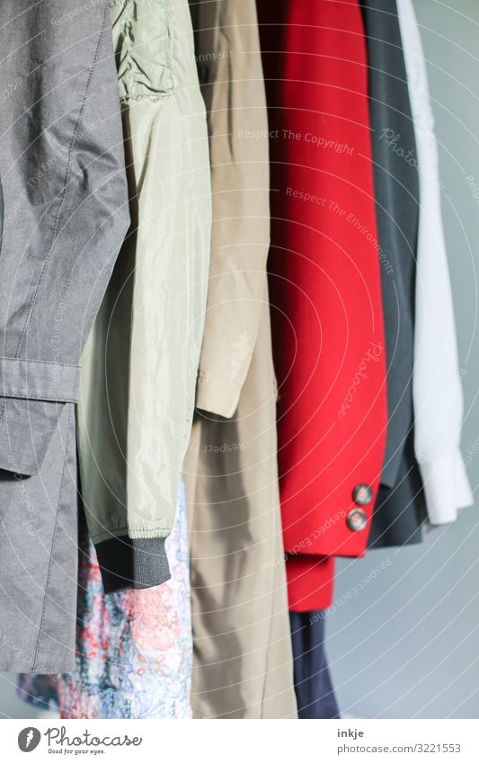 Mäntel Mode Bekleidung Mantel Stoff hängen authentisch viele Second-Hand Laden nebeneinander Ärmel Verschiedenheit Auswahl altehrwürdig Farbfoto mehrfarbig