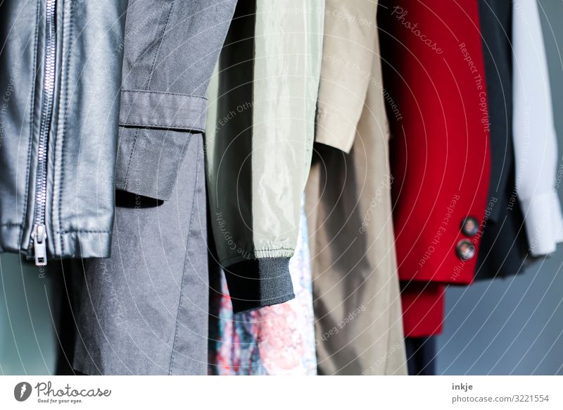 Ärmel Mode Bekleidung Jacke Mantel hängen authentisch nebeneinander Reihe Second-Hand Laden altehrwürdig Verschiedenheit Farbfoto mehrfarbig Innenaufnahme