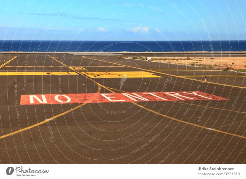 Markierung "No Entry" auf einem Flughafen am Meer Ferien & Urlaub & Reisen Tourismus Sommerurlaub Küste Insel Formentera Luftverkehr Flugplatz Landebahn Beton