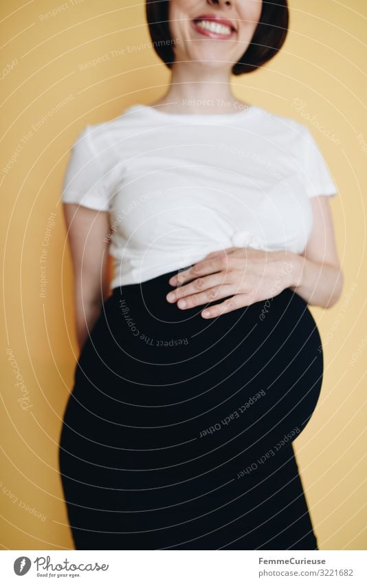 Urban young pregnant woman - neutral background feminin Frau Erwachsene 1 Mensch 18-30 Jahre Jugendliche 30-45 Jahre Glück schwanger Babybauch