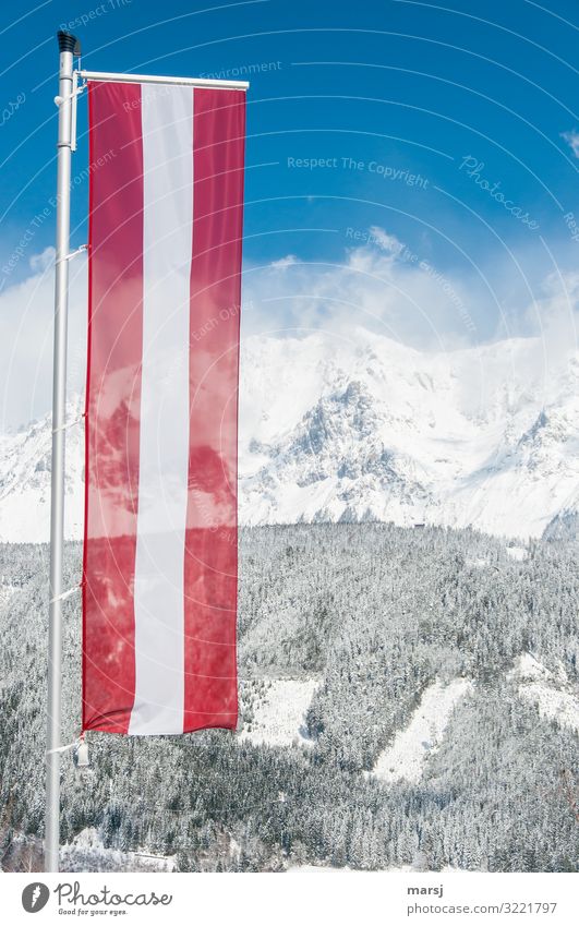 Flagge zeigen Ferien & Urlaub & Reisen Tourismus Ferne Winter Winterurlaub Berge u. Gebirge Schönes Wetter Eis Frost Schnee Alpen Gipfel Schneebedeckte Gipfel
