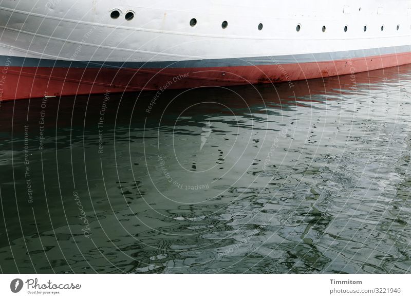 Oh...groß! Ferien & Urlaub & Reisen Umwelt Wasser Ostsee Schifffahrt Segelschiff Hafen Holz liegen warten ästhetisch blau grün rot weiß Gefühle Vergangenheit