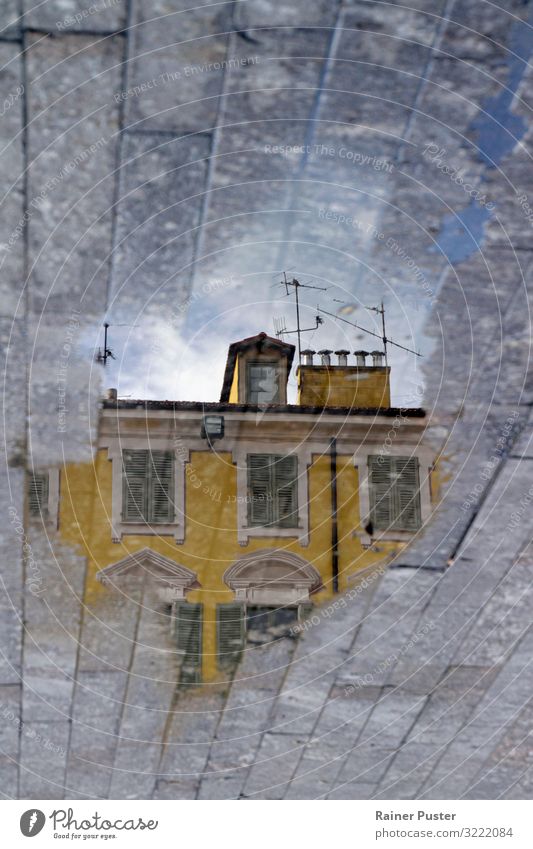 Spiegelwelt: Gebäude spiegelt sich in einer Pfütze Regen Nizza Stadtzentrum außergewöhnlich nass blau gelb grau Optimismus Erwartung Idylle