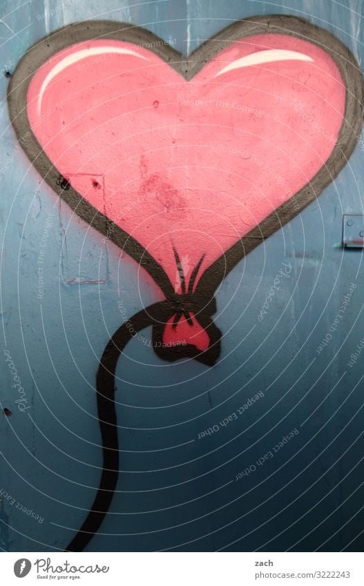 Luft und Liebe Stadt Stadtzentrum Mauer Wand Fassade Luftballon Zeichen Ornament Graffiti Herz fliegen blau rot Lebensfreude Sympathie Freundschaft Verliebtheit
