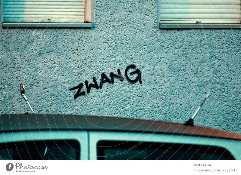 Zwang Berlin Großstadt sozial Stadt Szene Umgebung Stadtleben Vorstadt Schriftzeichen Beschriftung Graffiti taggen Wort Vandalismus Tagger gesprüht sprühen Wand