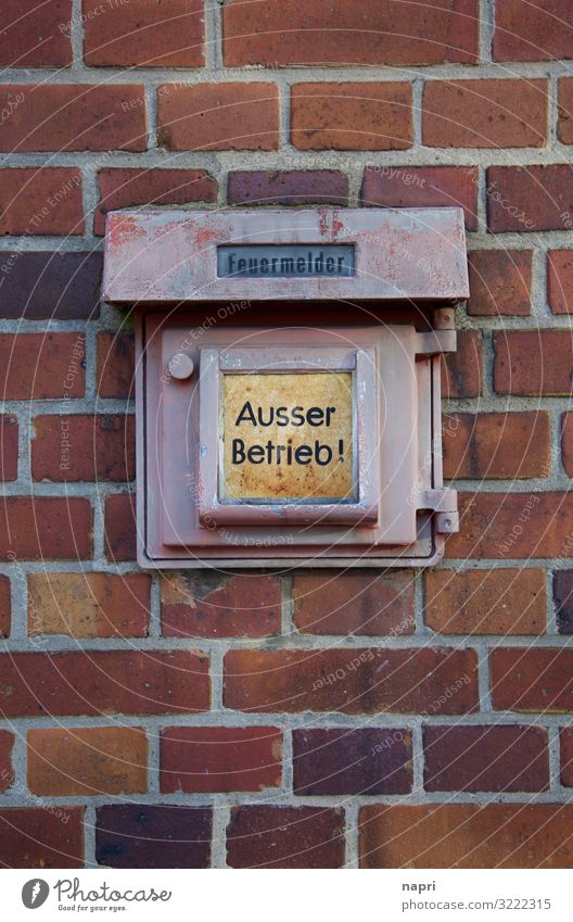 AUSSER BETRIEB Feuermelder Berlin Mauer Wand alt kaputt rot Angst Todesangst gefährlich bedrohlich Kommunizieren Rettung Sicherheit außer Betrieb Lebensgefahr