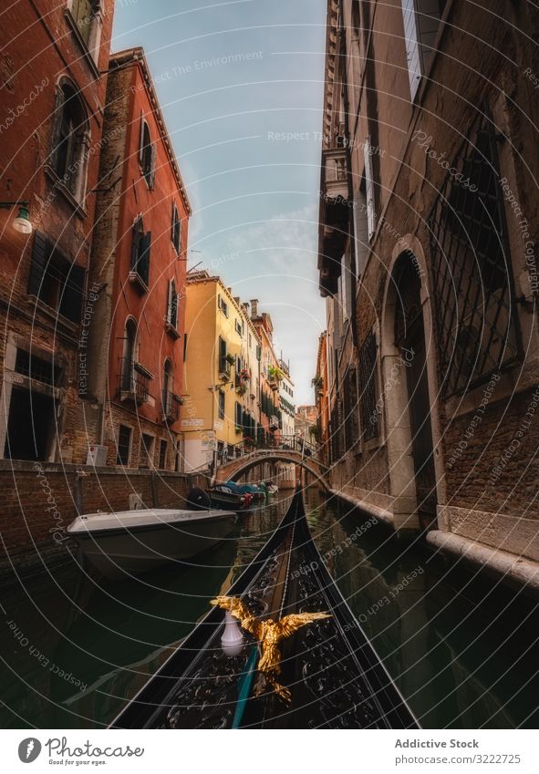 Goldene Vogelgondel schwebt zwischen farbigen Häusern Kanal Gondellift Architektur Boot Wasser reisen Italien Venedig Wahrzeichen alt Himmel Schnabel ornamental