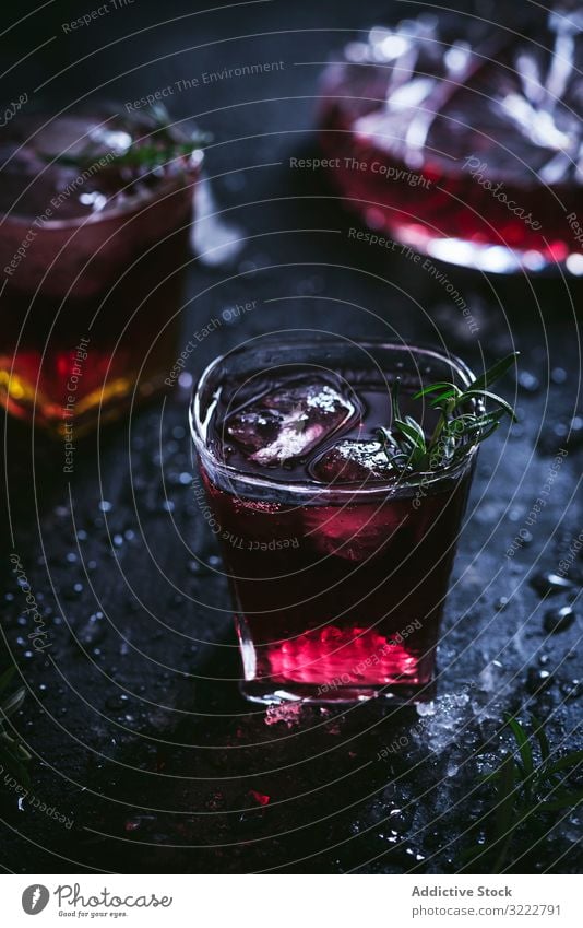 Gläser und Karaffe mit Rotwein auf dem Tisch rot trinken Glas Wein Kristalle Eis Alkohol Getränk dienen Atmosphäre Kultur Stil Eleganz kalt Traube Feinschmecker