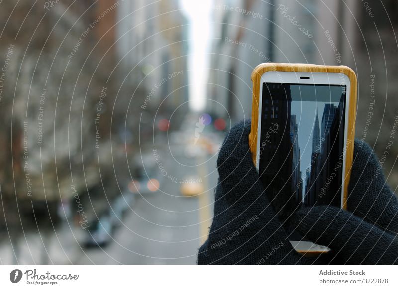 Person, die sich ein Bild von der New Yorker Architektur macht Tourist fotografieren Smartphone New York State Apparatur Wolkenkratzer Gerät Touchscreen