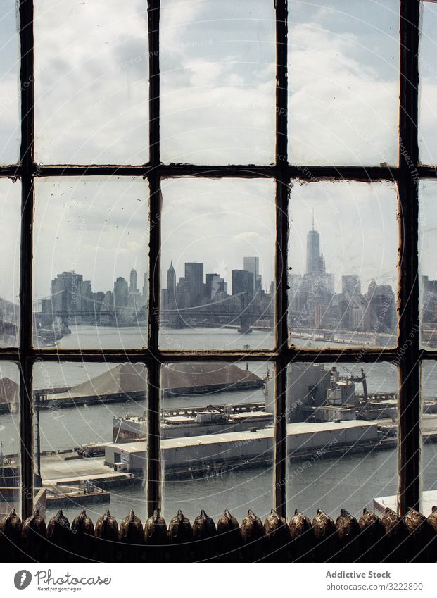 East River und Brooklyn Bridge Fluss hafen Manhattan Brücke Schiff Wasser industriell Architektur nyc Wahrzeichen amerika durch das Fenster Stadtbild USA Rahmen