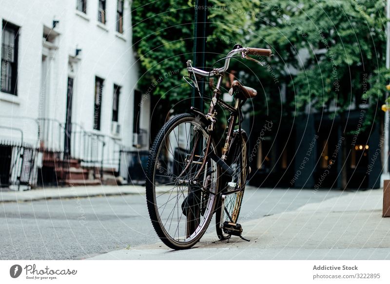 Fahrrad auf der New Yorker Straße geparkt Bürgersteig urban Vorstadt Straßenbelag Mitfahrgelegenheit Transport Verkehr Lifestyle New York State Großstadt