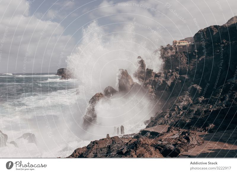 Meereswellen prallen auf Teneriffa auf Felsen winken Steine Klippe platschen Kraft majestätisch Ufer Ausflug Absturz filtzen Wasser reisen Tourismus Spanien