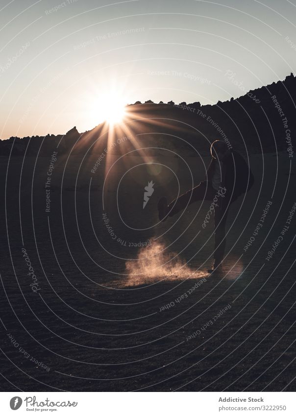 Mann bei Sonnenuntergang auf menschenleerem Land Reisender Sand wüst Teneriffa Staubwischen Anstoß Sonnenlicht Lichtschein Ausflug Spanien Erwachsener erkunden