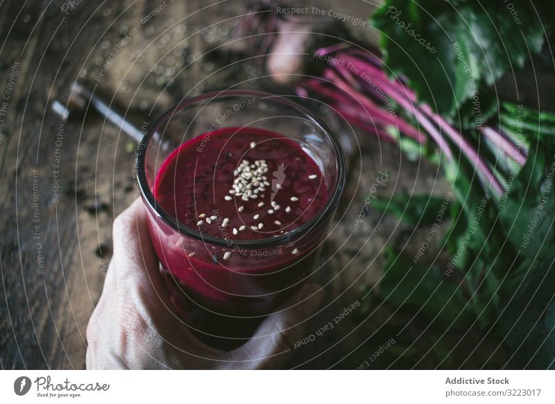 Rote Bete und frischer Smoothie auf Holztisch Rote Beete Gemüse Saft Lebensmittel Getränk Rübe Erfrischung organisch trinken Glas Gesundheit natürlich
