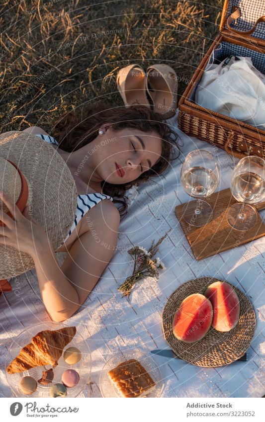 Frau ruht sich beim Picknick auf der Wiese aus Sommer Freizeit sich[Akk] entspannen Glas trinken Urlaub Sommerzeit altehrwürdig Mode erfrischend Wassermelone