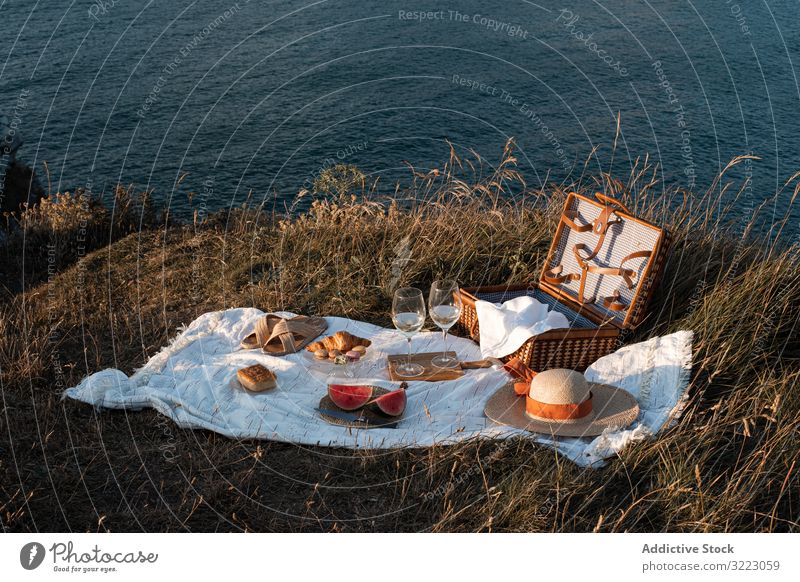 Picknickmatte mit romantischer Kulisse in der Nähe von Meer und Bergen Seeküste Strand Sommer Freizeit Himmel MEER sich[Akk] entspannen Glas trinken Urlaub