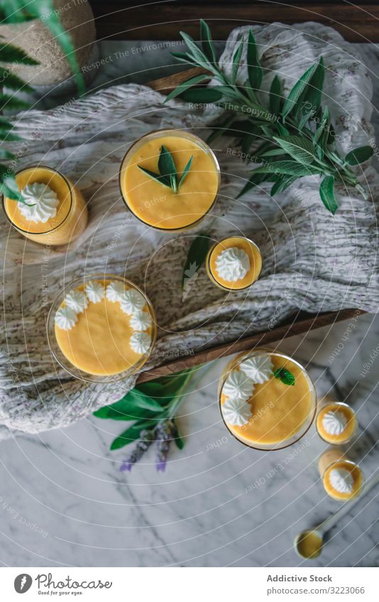 Mango-Traum in Glasschalen auf dem Tisch Sahne Mousse geschmackvoll Lebensmittel Gesundheit Dessert Mittagessen gelb Snack Speise Entzug Vegetarier