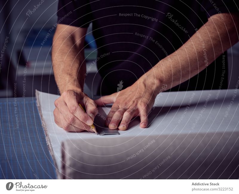 Buchbinderin beim Auszeichnen mit Bleistift auf der Seite Buchmacherei Handwerk messen Lineal Arbeitsplatz Inszenierung Kunst Typographie Bucheinband stechend
