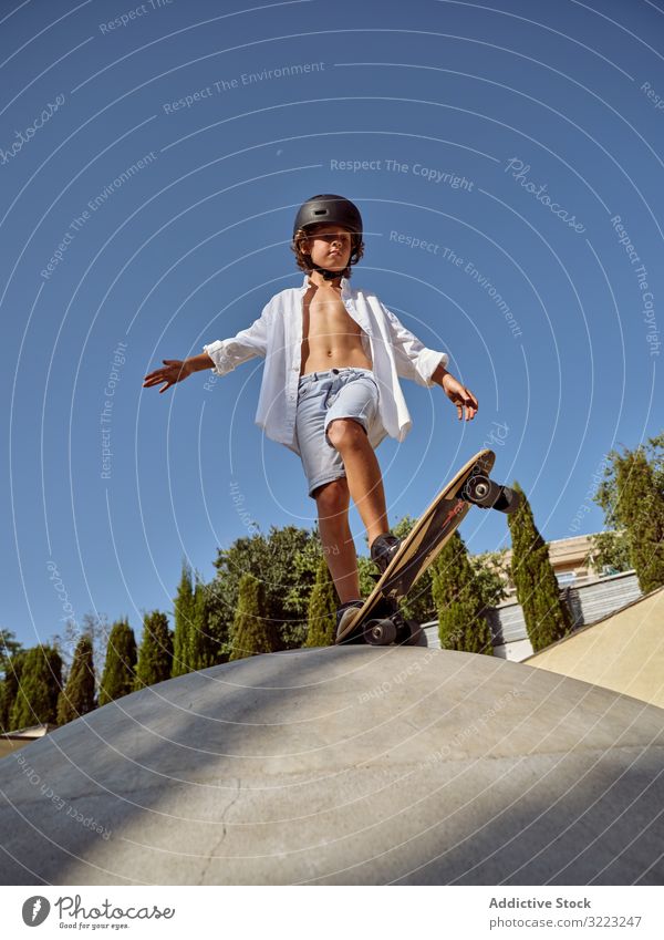 Kind auf Rampe bereit, Skateboard-Trick zu zeigen Skatepark Mitfahrgelegenheit Sport Freizeit Hobby Junge Hände auseinander jung schreien sorgenfrei Kindheit