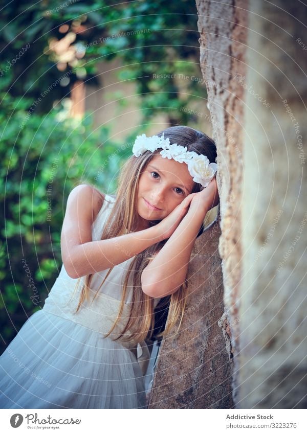 Kleines süßes Mädchen in weißem Kleid und Blumenstirnband Stirnband Kind schön wenig bezaubernd niedlich Unschuld besinnlich Frau Reinheit Individualität
