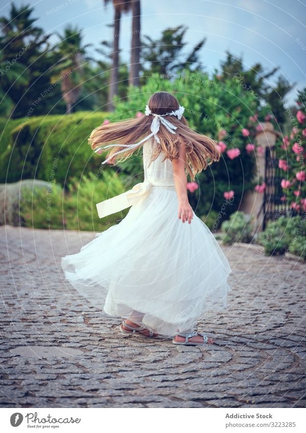 Bezauberndes kleines Mädchen in luftigem Kleid tanzt im Park Tanzen Kind Spinning Freizeit Genuss Glück süß wenig bezaubernd Frau niedlich schön Unschuld