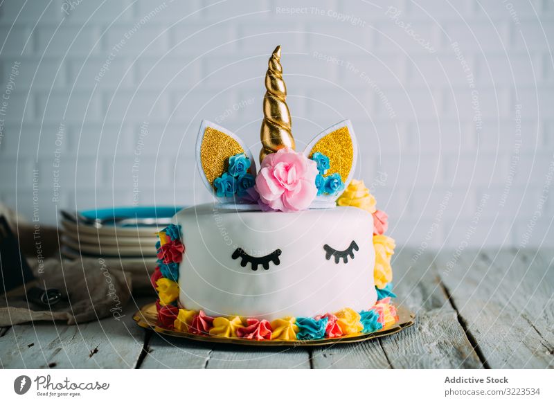 Niedliche Einhorntorte mit gemalten geschlossenen Augen Kuchen süß geschmackvoll Geburtstag hell Tisch appetitlich Feiertag Dekoration & Verzierung