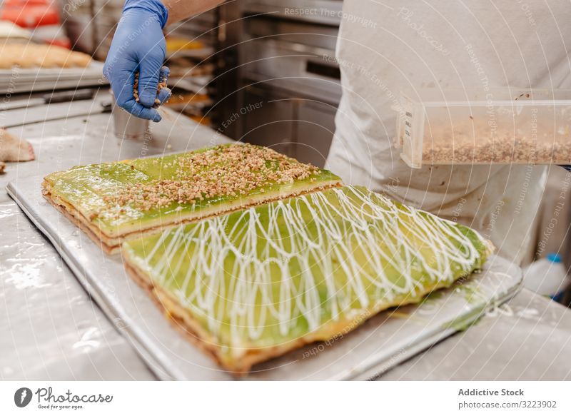 Bäcker verschüttet Krümel auf Kuchen Konditor Bäckerei verschütten Dekor Tisch Küche Gebäck Vorbereitung Kleinunternehmen Arbeit Job frisch Lebensmittel