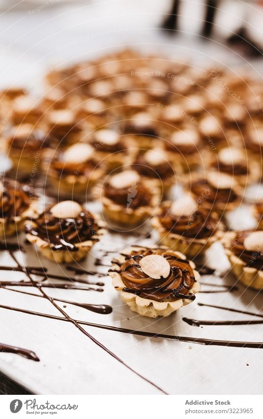 Köstliche Desserts mit Nüssen und Karamell Nut Schokolade Sahne Saucen Torte Lebensmittel süß Bestandteil Sirup Gebäck Mahlzeit Bäckerei Papier Pergament