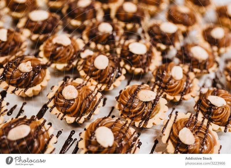 Köstliche Desserts mit Nüssen und Karamell Nut Schokolade Sahne Saucen Torte Lebensmittel süß Bestandteil Sirup Gebäck Mahlzeit Bäckerei Papier Pergament