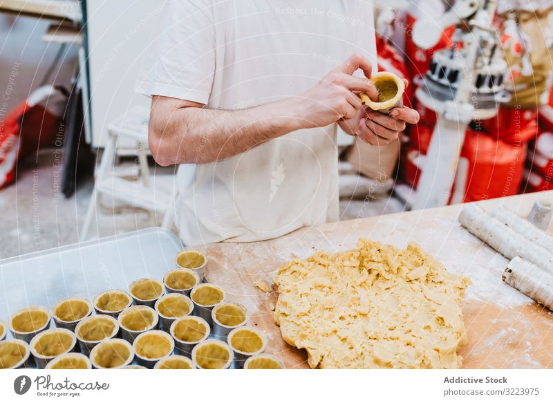 Getreidekoch, der Gebäck mit Nüssen dekoriert Konditor Bäckerei Nut Dekor Arbeit Kuchen Qualität Lebensmittel traditionell Mann Vorbereitung Inszenierung