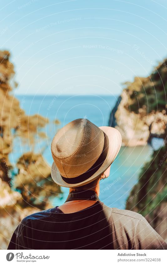 Touristin beim Betrachten einer malerischen Landschaft Frau reisen MEER Felsen ribadedeva Asturien Spanien Ausflug Urlaub Ausflugsziel lässig Hut stehen