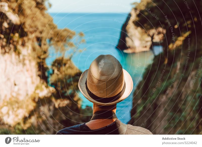 Touristin beim Betrachten einer malerischen Landschaft Frau reisen MEER Felsen ribadedeva Asturien Spanien Ausflug Urlaub Ausflugsziel lässig Hut stehen