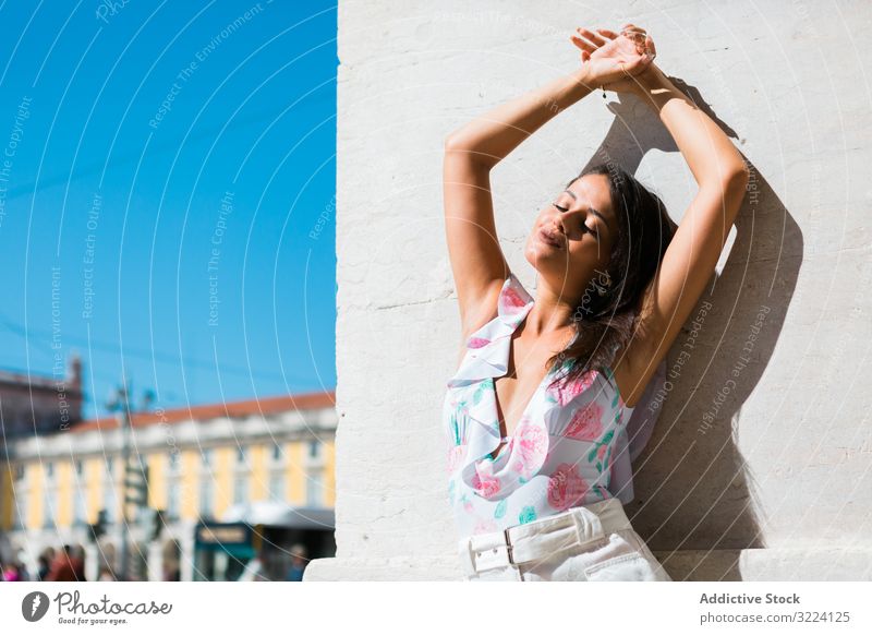 Verträumte stilvolle Frau steht auf der Straße der Stadt stylisch verträumt trendy schön Gebäude Portugal Accessoire Lissabon Muster jung Erwachsener exotisch