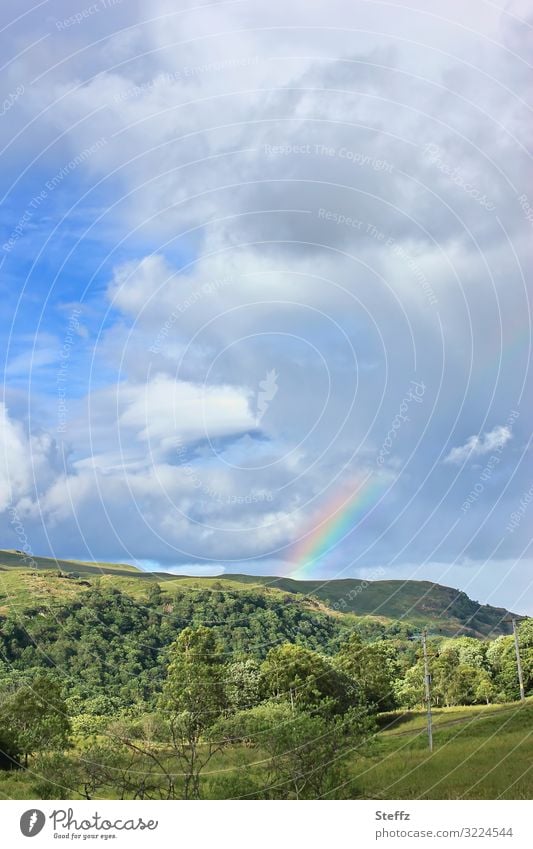 Ein neuer Tag in Schottland Regenbogen Idylle Hoffnung gutes Zeichen Optimismus Hügel Himmel Regenbogenfarben hügelig hügelige Landschaft schottischer Sommer