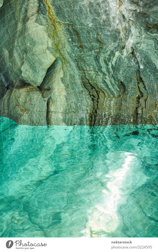 Marmorhöhlen von Chile türkisfarbenes Wasser und grüne Höhlenwände Natur Landschaft Stein fantastisch lustig blau Patagonien Südamerika Landschaft - Natur