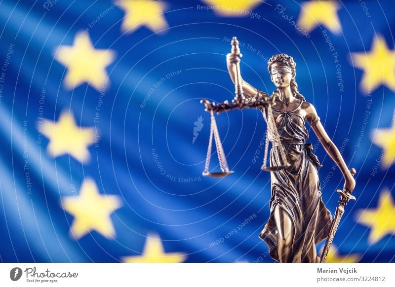 Lady Justice und die Flagge der Europäischen Union. Symbol für Recht und Gerechtigkeit mit EU-Flagge Justiz u. Gerichte Fahne Europäer Vereinigung Dame Konzept