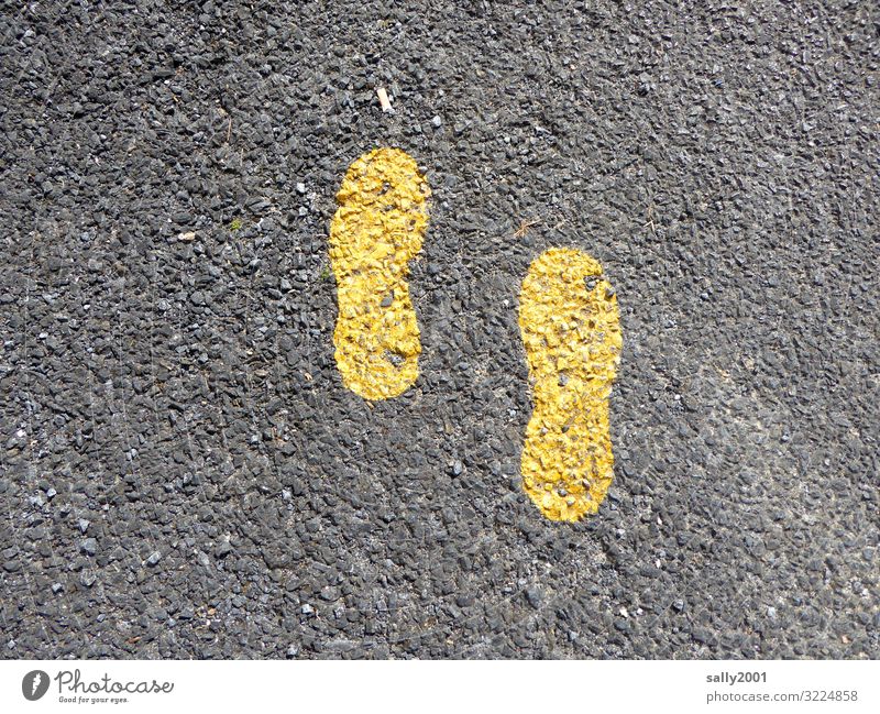 mit Abstand bitte hier warten... gelb Fußabdruck Fußsohlen Schuhabdrücke Asphalt Straße Straßenmarkierung Fahrbahnmarkierung Schrittstellung Markierung grau